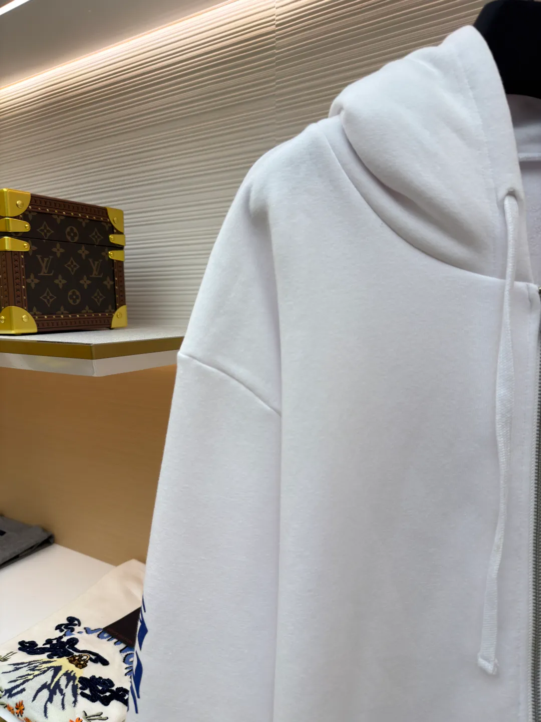 Chrome Hearts1988 limited Sanskrit printed zipper hoodie ●Original version: purchased and developed by 11759 ●Item number: 1681111-B05 ●Fabric: Fleece full size fabric ●Technology: Made with thermoset ink ●Version: Loose version ●Weight: about 710g ●Size: S-M-L-XL ●Description: The fabric is made of fleece 420g pure cotton and printed using a variety of printing techniques, thermoset ink printing. The overall wiring is straight and delicate, the fabric is comfortable and soft, and the color is consistent without color difference. It can be matched with the same style to create a fashionable look and control various occasions. Customized accessories, complete with three standards, same style for men and women!